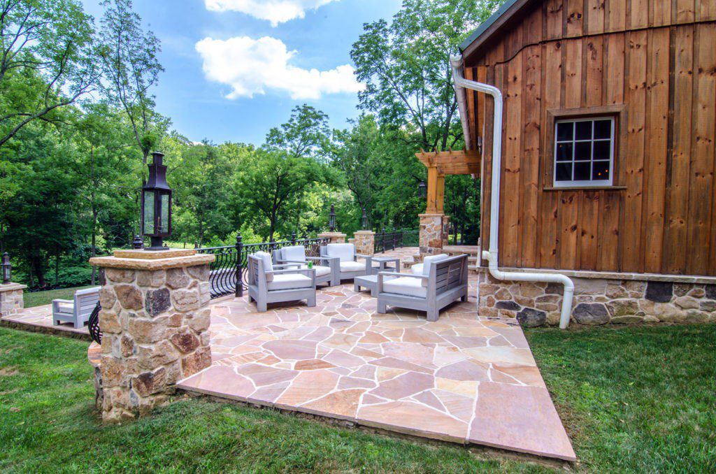 Natural stone patio by Dutchies Stoneworks